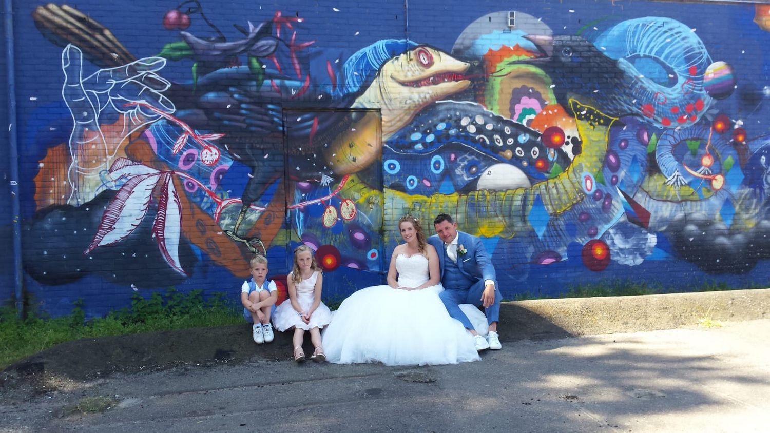 iris in trouwjurk met gezin